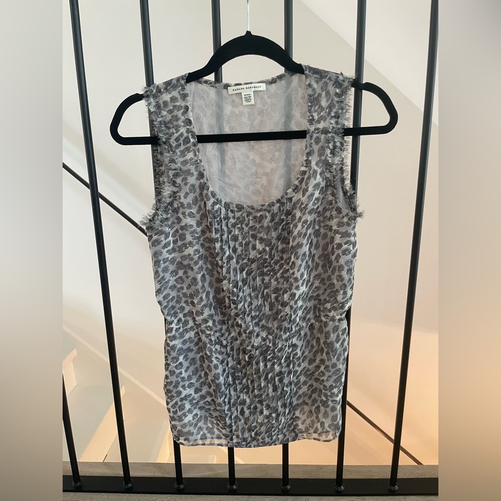 Banana Republic Gray Sleeveless Animal Print Blouse Petite XS
